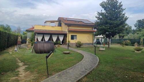 Charme rustico con ampio giardino e piscina con due camere in Carrara