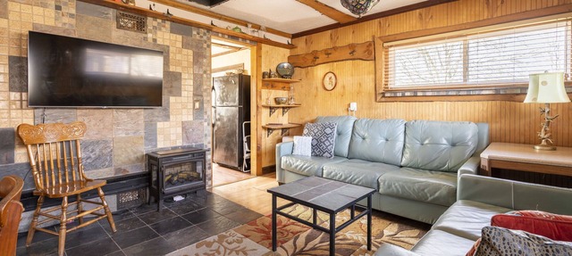 Charming 2-bedroom Cottage,rural Southern Ohio. Porch & yard. Pet & kid friendly