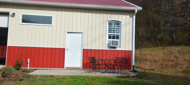 Charming barn with 1 bedroom and AC, fitness room in lovely Salem