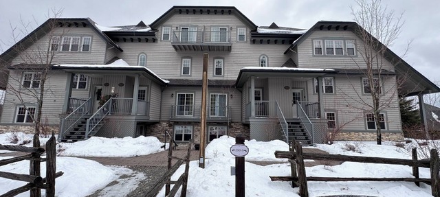 Charming condo with a huge view at 8min skiing mountain - pool and tennis ! in Mont-Tremblant