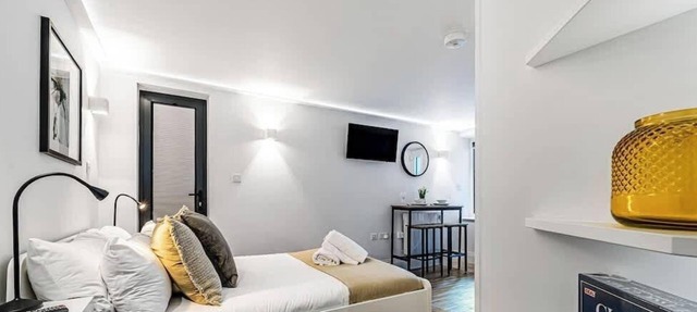 Chic Studio Steps from Windsor Castle in Windsor