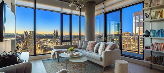 Classy & Comfortable Sub-Penthouse w Pool, AC in Calgary