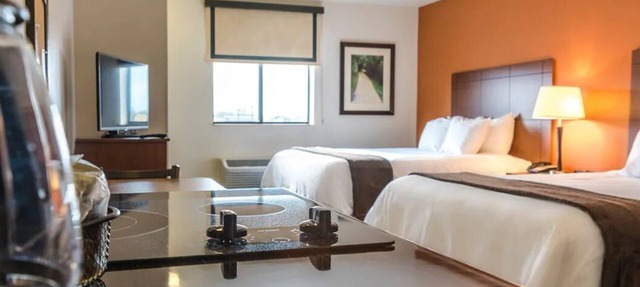 Comfortable Extended-Stay Hotel with Full Kitchens & Pet-Friendly Room in Marquette