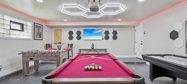 Comfortable Luxurious 4BR Home w/Game Room + Master Suite in Mount Prospect