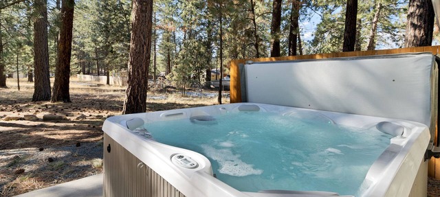 Completely Updated! Private HOT TUB, A/C, Pine Trees, Close to Town in Bend
