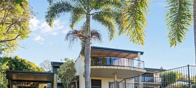 Costal 4BR Ormiston Home w/Pool & Wide Sea Views in Ormiston