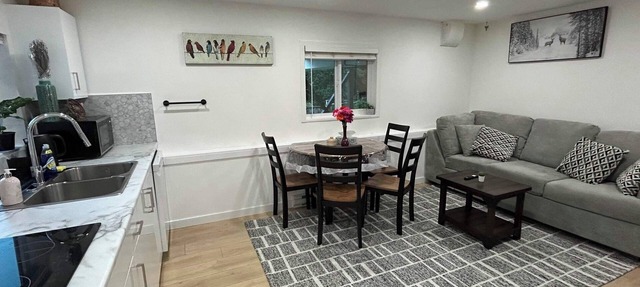Cozy 2BR Garden Suite w/Private Yard & EV Charger near Grouse Mountain & Trails
