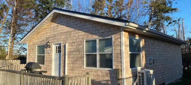 Cozy Cavendish cottage Manitou (#9) with private hot tub!
