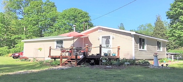 Cozy Cottage-Huge Yard -Walk to Beach, Close to Bike Path-Family Fun!-Sleeps 7 !