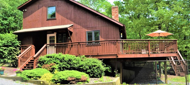 Dog-Friendly Chalet in the Heart of the Poconos-Fenced Yard