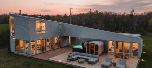 Elegant Oceanfront Escape - hot Tub & Sauna - Private