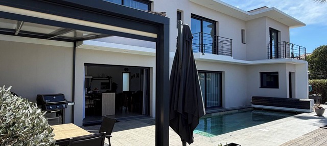 Exceptional villa 10 min walk from beaches 🌴 Heated Bali pool. Jacuzzi
