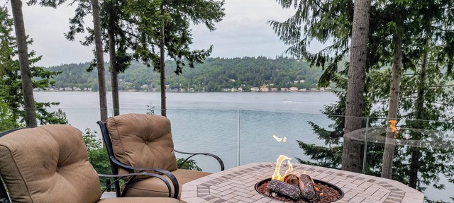 Experience Tranquility in stunning Glass House on Lake Samm in Redmond Bellevue in Redmond
