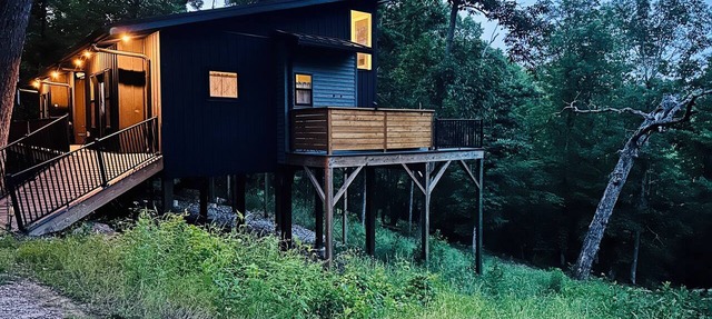 Firefly 2, luxury lakeside treehouse w/hot tub, BBQ, extra parking, boat put-in in Eureka Springs
