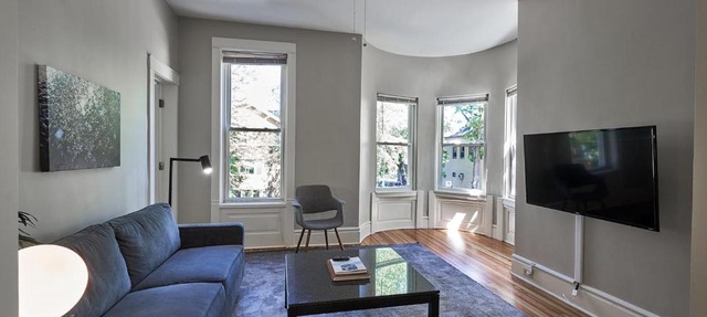 FRONTDESK Bright Open 3 BR Apt in West DePaul in Chicago