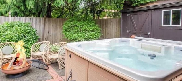 Gingerbread Haus by Manzanita Beach Getaway: Fenced Yard, Hot Tub, Near Beach