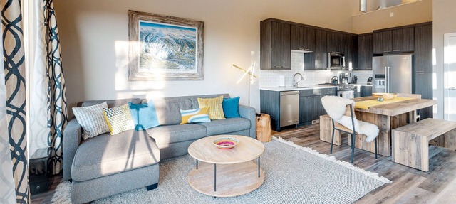 Gorgeous, modern house with patio, fireplace, private hot tub, & mountain views
