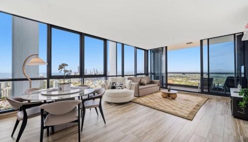 High Level Ocean View 3 Bedroom 2 Bathroom Apartment with Free Parking