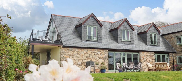 HIGHER KERNICK VIEW, romantic, character holiday cottage in Blisland in Bodmin