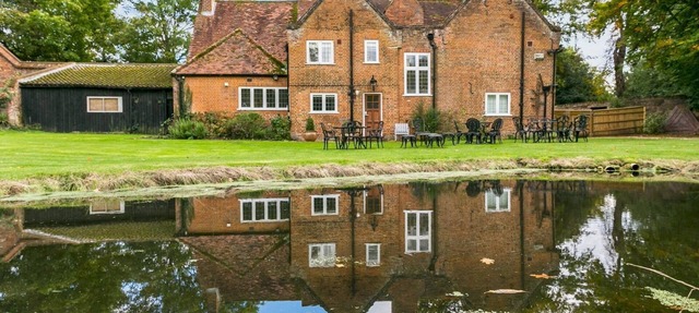 Historically Charming Home with Large Garden- Pass the Keys