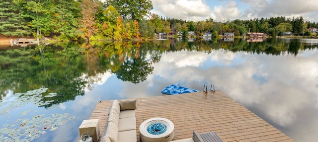 Horseshoe Lake Vacation Rental w/Deck & Kayaks!