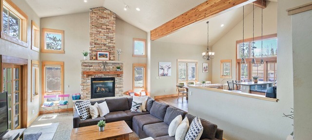Hot Tub. Awesome Views. Close to ski areas. Garage. Fully Stocked Kitchen.