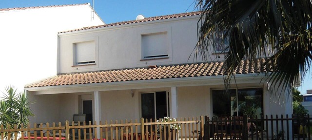 House with a Pool for 10 People