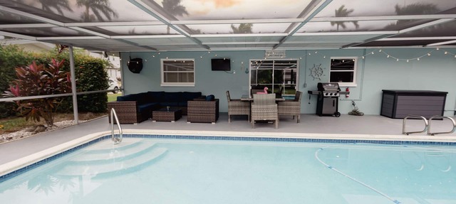 Huge Pool, Close to Beach - Bikes, Beach Gear, Everything You Need!