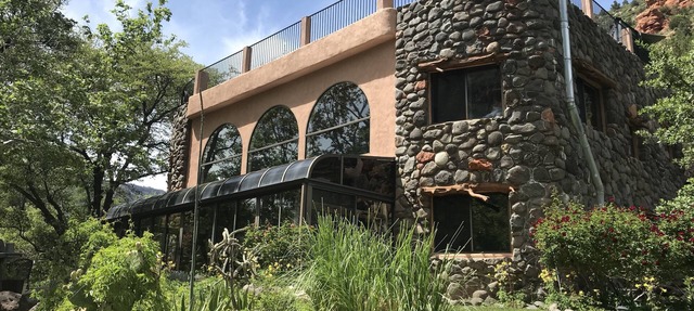Incredible crazy cool canyon crib Spectacular views from grass rooftop hot tub!