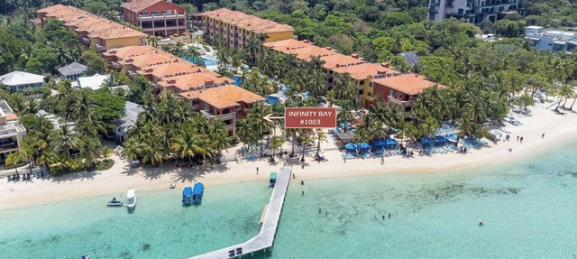 Infinity Bay Oceanfront Paradise! Fully Renovated! in Roatan