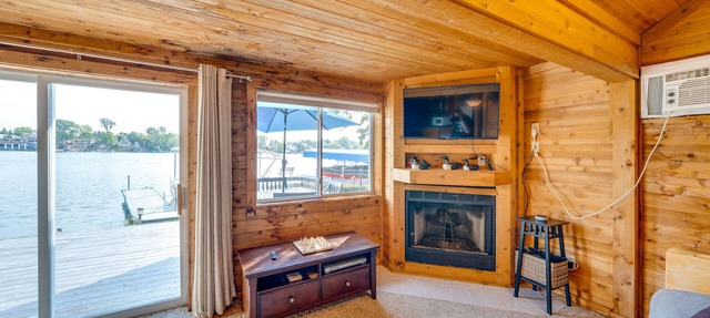 Lakefront Wisconsin Escape w/ Boat Dock & Kayaks!
