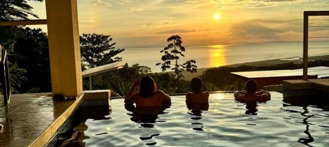 LHF- Oceanview Villa: 3 Suites Sleeps 8 2 pools