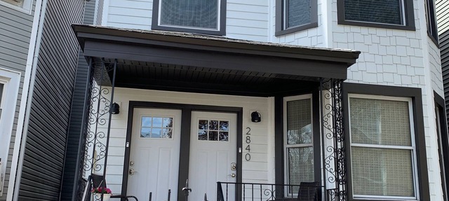 LOGAN SQUARE: Chic, Comfy 1st Floor 2 BDRM APT! Parking Incld!