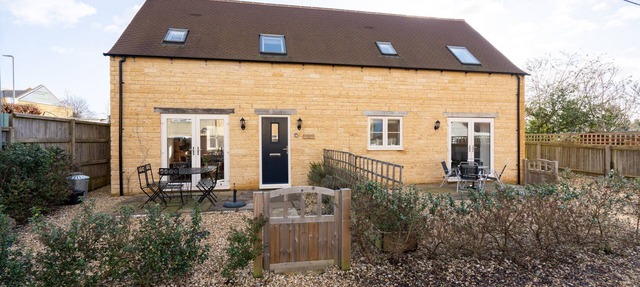 Lovely Cotswold holiday cottage within walking distance of restaurants/shops