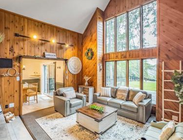 Luxe Farmhouse Chalet Sleeps 12 in Lake Harmony! Lakeview, Hot Tub, Fire pit, Games