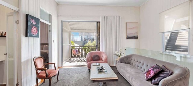 Luxe Inner-City Home with City Views! ~ Teneriffe