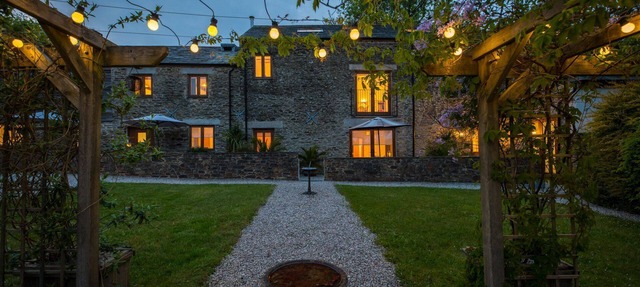 Luxury Barn Conversion, hot tub & EV charger - An ideal family and friends getaway in Looe