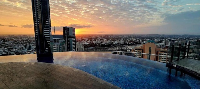 Luxury CBD Apt with 180 River Views & Rooftop Pool