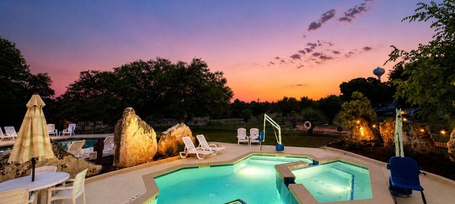 Luxury tiny cabin Pool & Hot tub minutes from Lake Travis and Lake Austin in Austin
