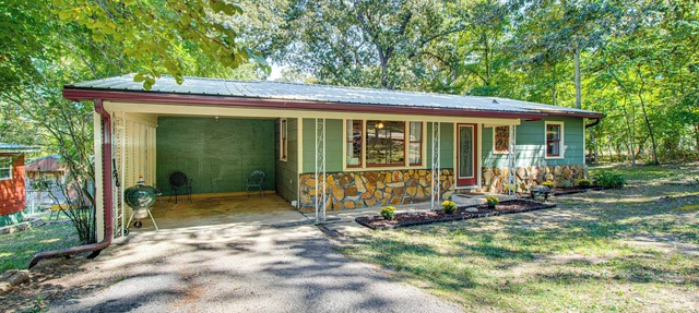 Mammoth Spring River Retreat: Family Gem, Big Yard in Mammoth Spring