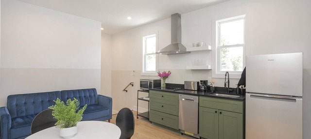 Minimalist Chic Guest House 10 mins from Broadway!
