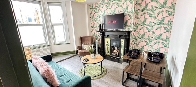Modern 2 BR Flat with indoor fireplace in Shepherds Bush near White City London