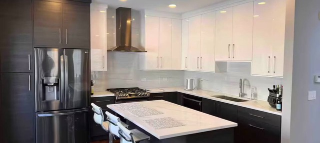 Modern Hoffman Estates townhome near NOW Arena in Hoffman Estates