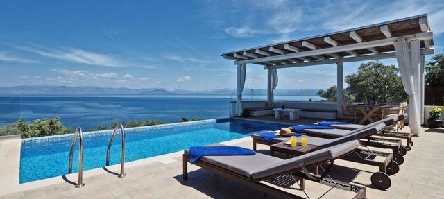 Modern Seafront Villa, A/C, Private Pool, Amazing Sea Views & Beautiful Sunrises - 60m from the Sea! in Boukari