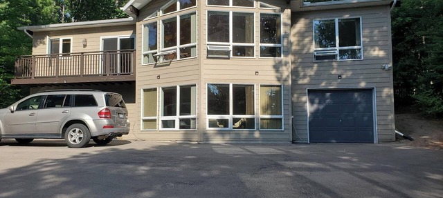 Near Sandy Beach, Comfy Cottage - Multi leveled Deck with Woodland Backdrop in Tiny