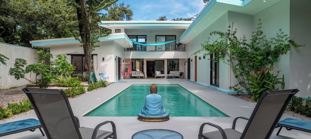 New luxury beach home on private 1/4 acre in natl park, meters to pristine beach
