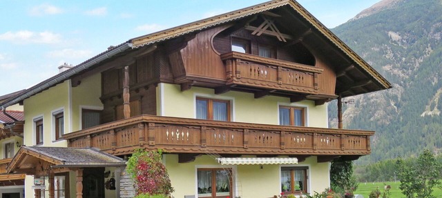 Nice apartment in villa for 6 guests with WIFI, TV, balcony, pets allowed and parking