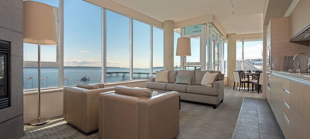 Ocean front retreat in the heart of the quaint town of Sidney BC. Pet-friendly! in Sidney