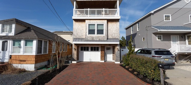 Oceanside home - 2 min walk to the beach! Ocean & bay views!