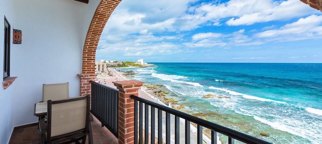 Oceanside Villa "Campeche" with a/c pool in centro 5 min stroll to beach